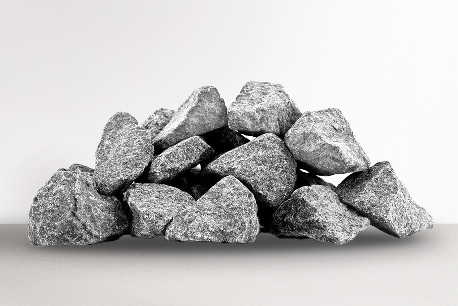 熱を蓄え、蒸気を整える。
サウナの品質を支える石。